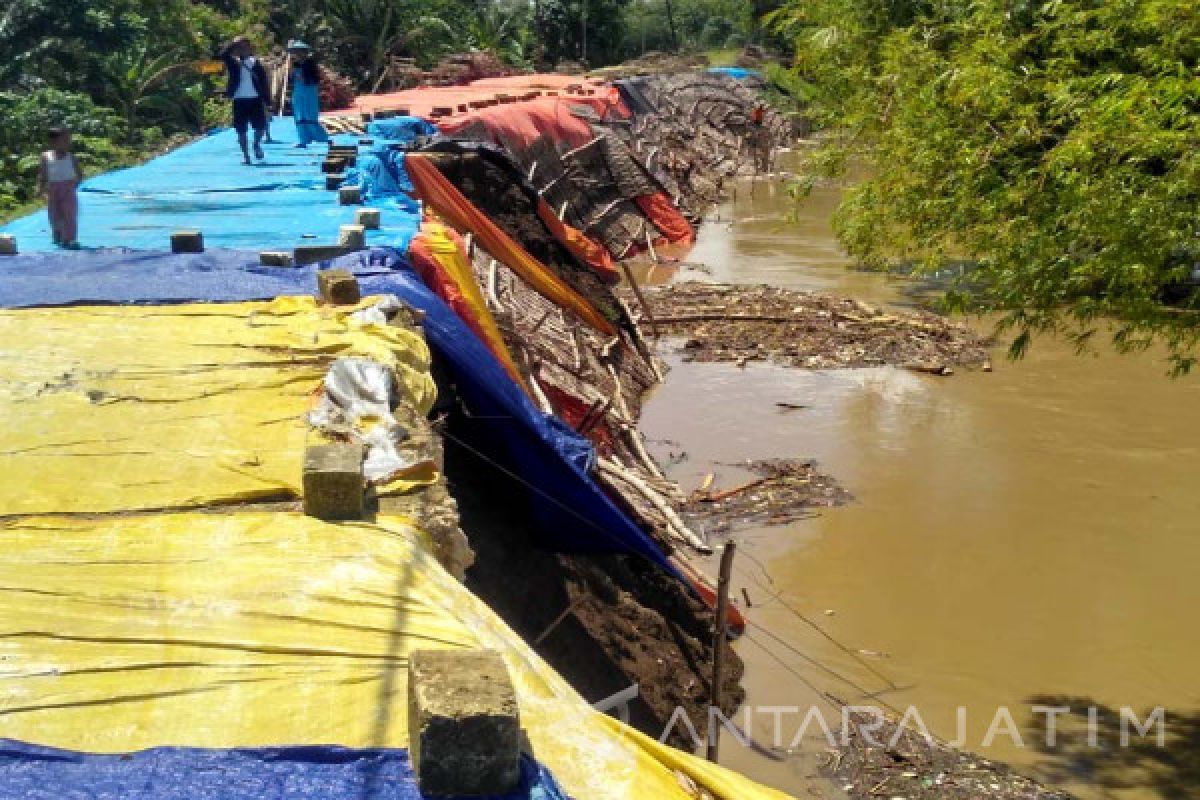 Balai Perbaiki Tanggul Kanor Bengawan Solo Bojonegoro