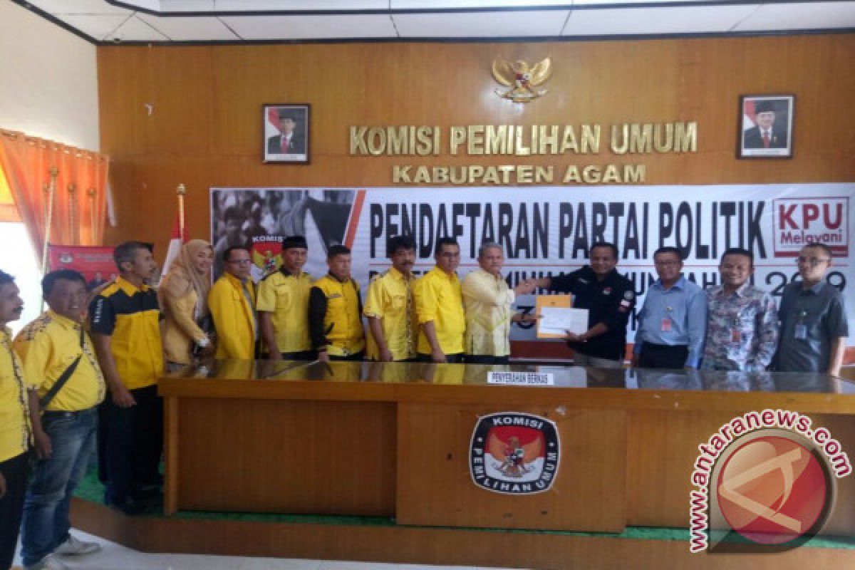 DPD Golkar Agam Serahkan Dukungan 1.870 Lembar  KTA dan KTP-E