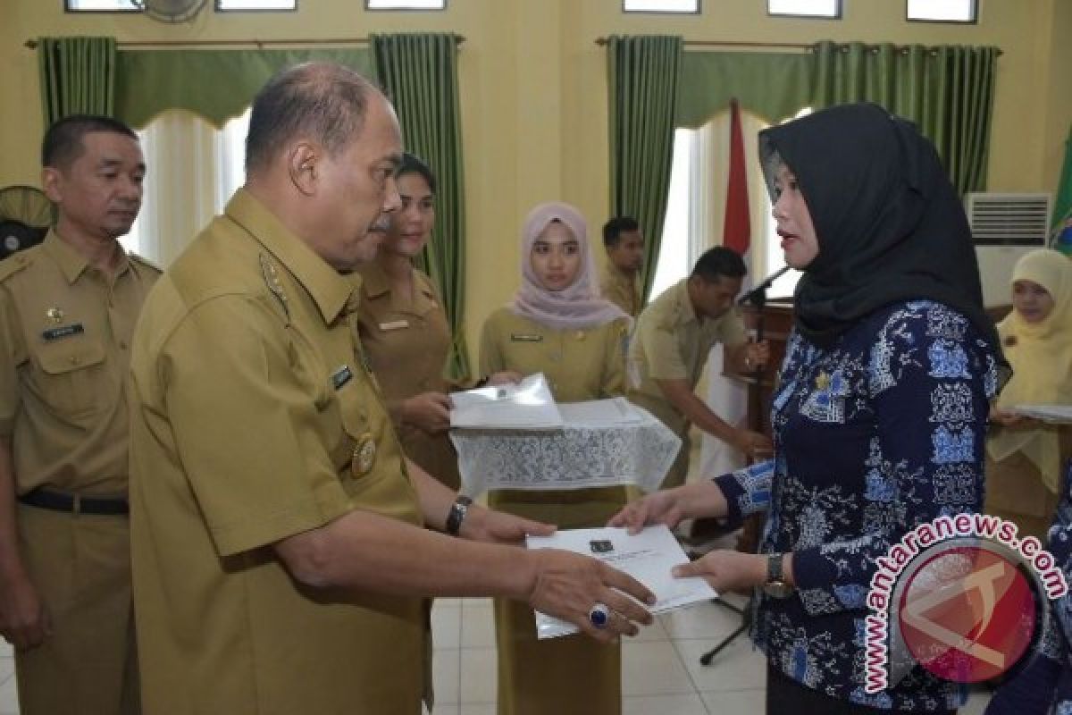 Walikota Serahkan SK CPNS PTT.Bidan 