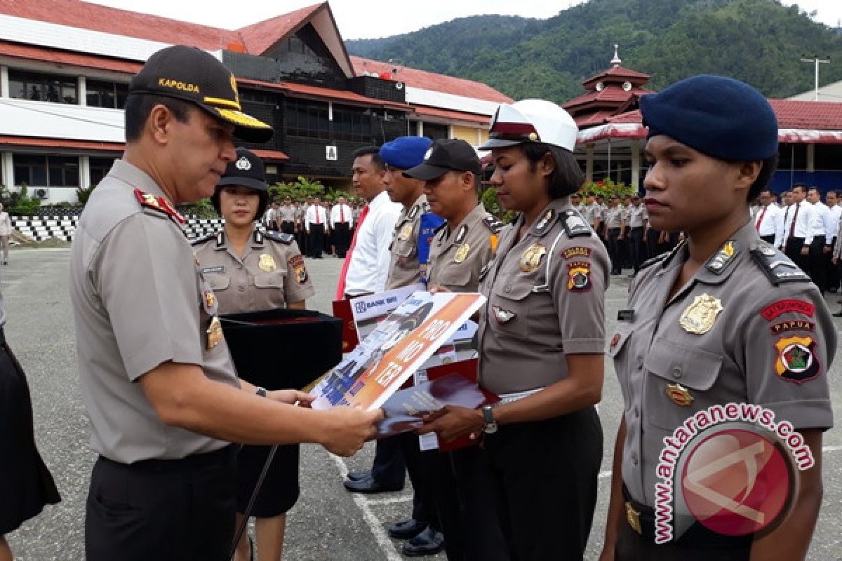 Kapolda Papua berikan penghargaan kepada personel berprestasi