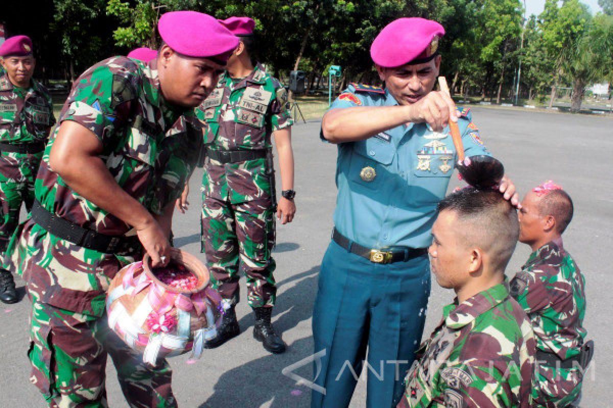 Prajurit Marinir Terima Kenaikan Pangkat