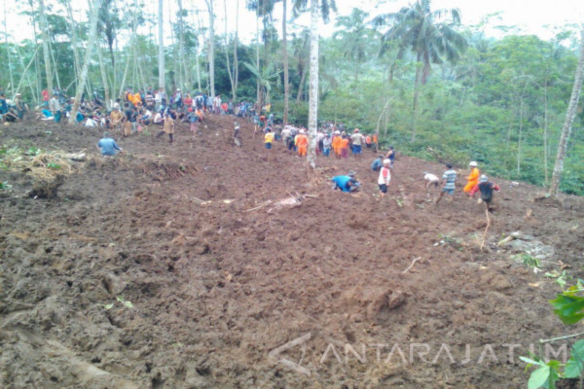 Pencarian Tiga Korban Tertimbun Longsor di Jember Dilakukan Tim SAR Gabungan (Video)