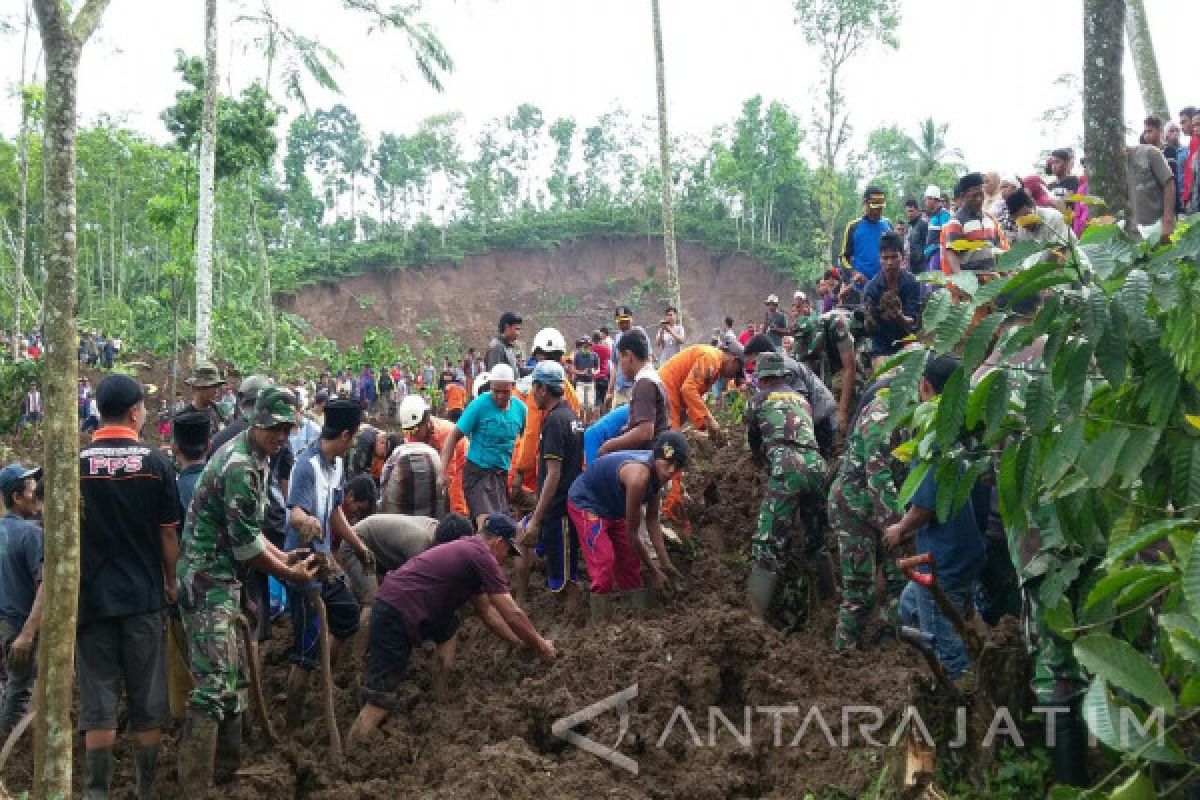 Tim SAR Jember Belum Temukan Satu Keluarga Tertimbun Longsor