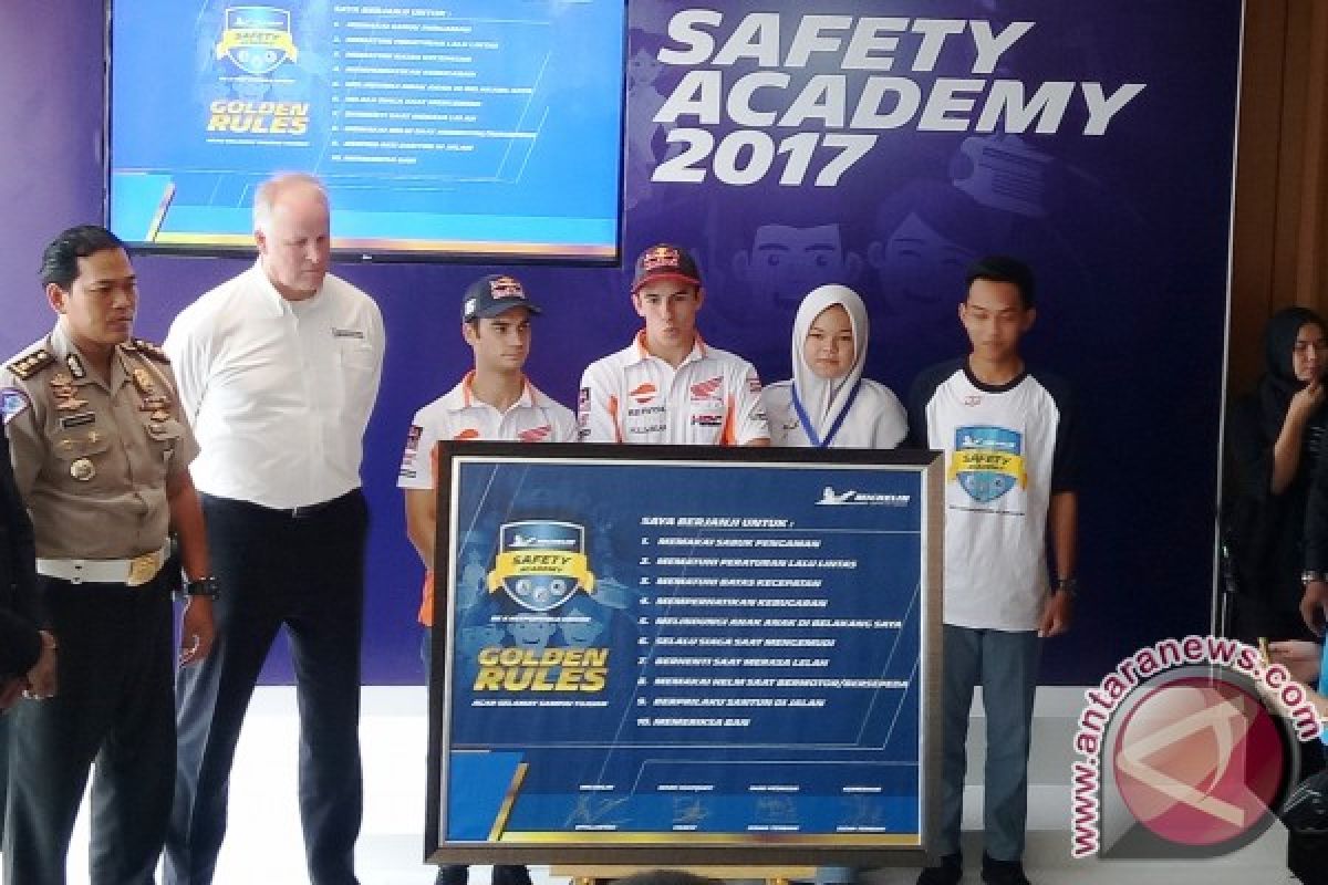 Dua pebalap MotoGP berbagi ilmu di Michelin Safety Academy