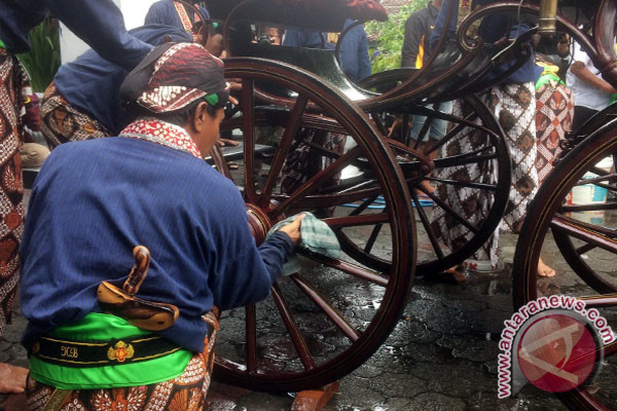 Keraton Yogyakarta gelar ritual jamasan kereta pusaka