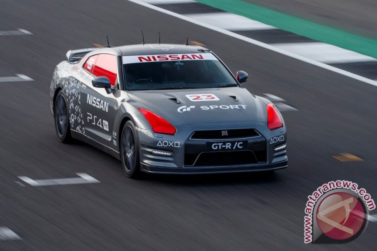 Dikendalikan dengan stik game, Nissan GT/RC melesat di Silverstone