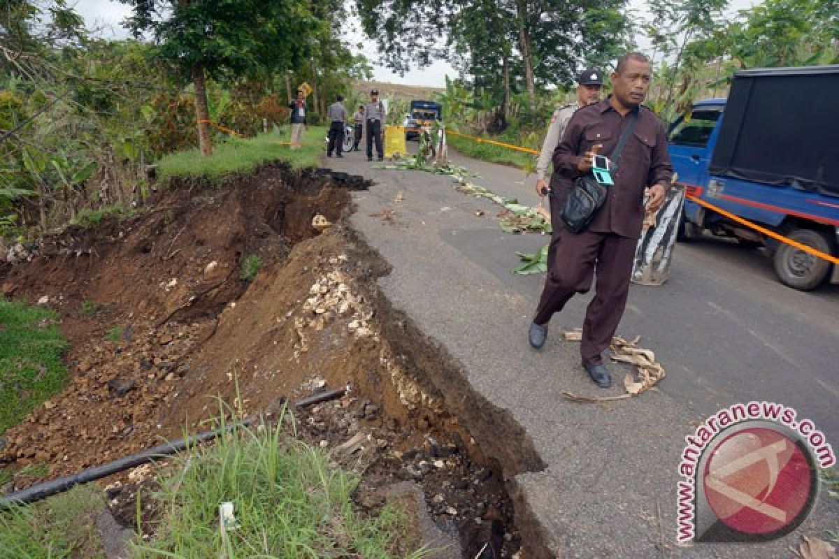 Tujuh rumah di Tulungagung terseret longsor