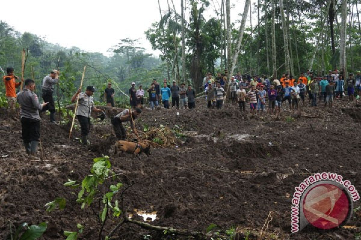 Tiga korban longsor Jember belum ditemukan