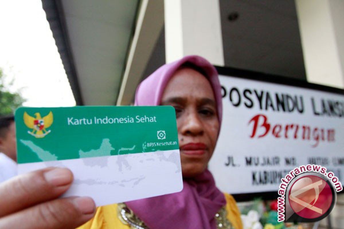 Bupati Kolaka Bagikan Kartu Indonesia Sehat 