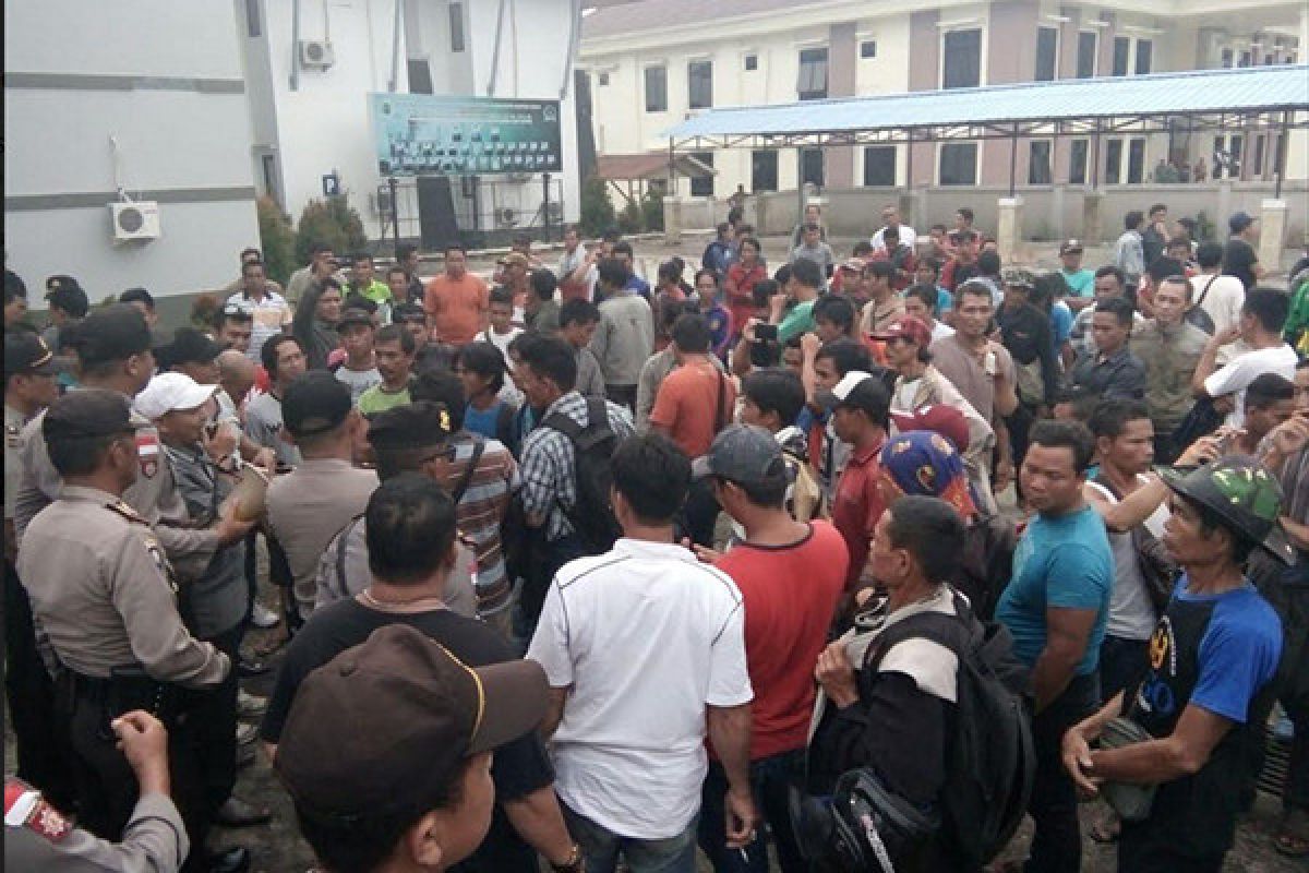 Ratusan Pekerja Kayu Datangi DPRD Kapuas Hulu 