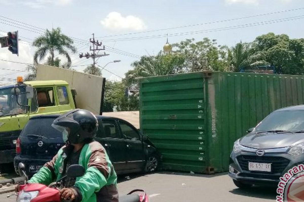 Peti kemas jatuh timpa mobil hingga ringsek