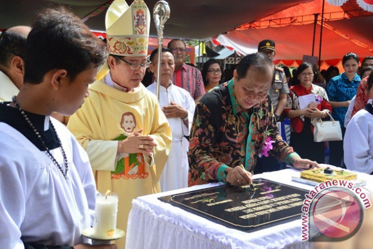 Resmikan Gereja Katolik St Yosep Tewaan Lomban Ajak Umat Hidup Rukun dan Damai