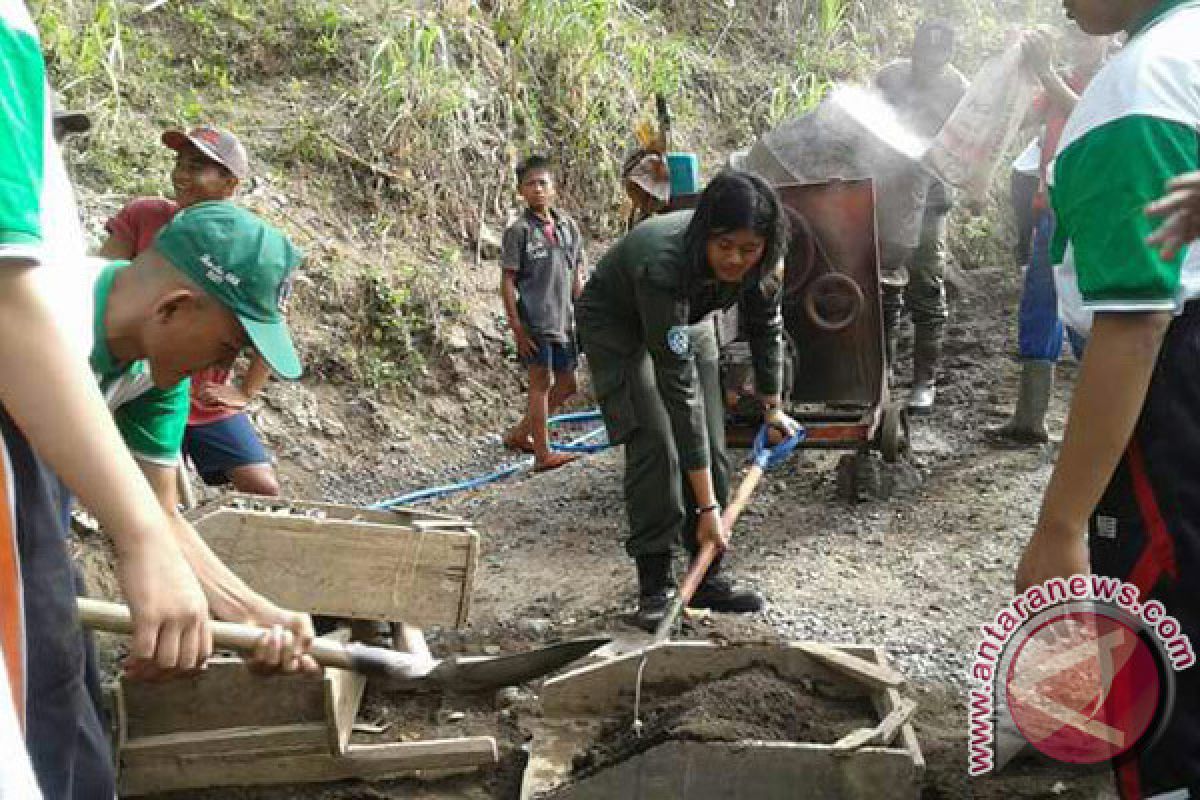 Menwa Undiksha Laksanakan Kerja Bhakti di Lokasi TMMD