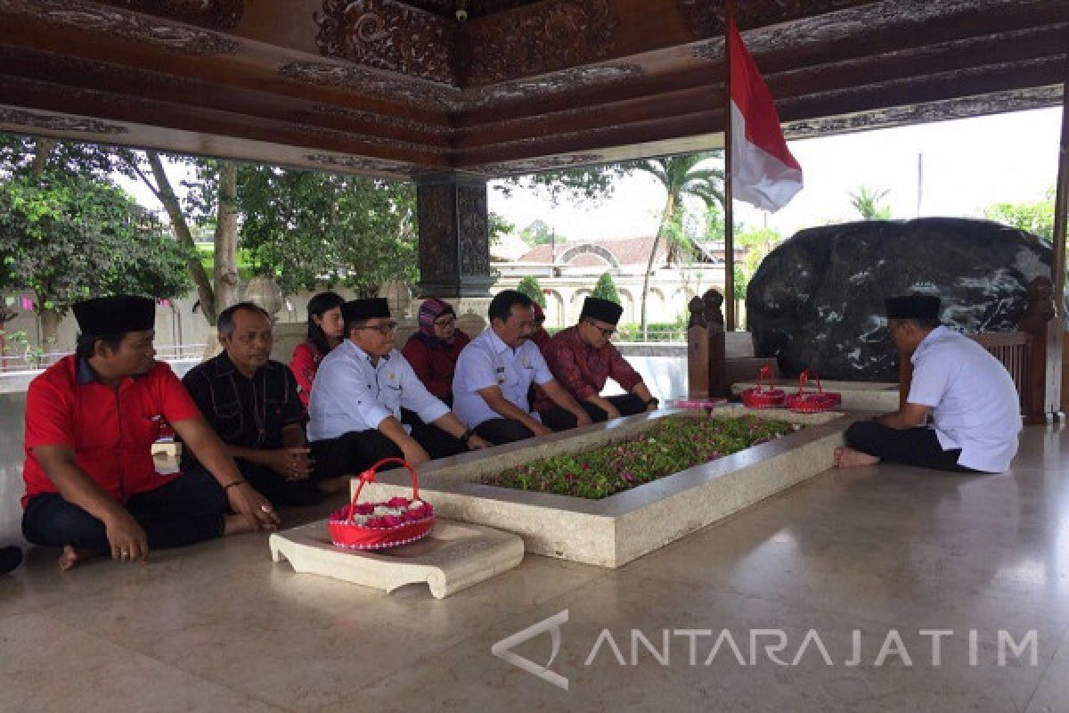 Cawagub Jatim Abdullah Azwar Anas Ziarah ke Makam Bung Karno 