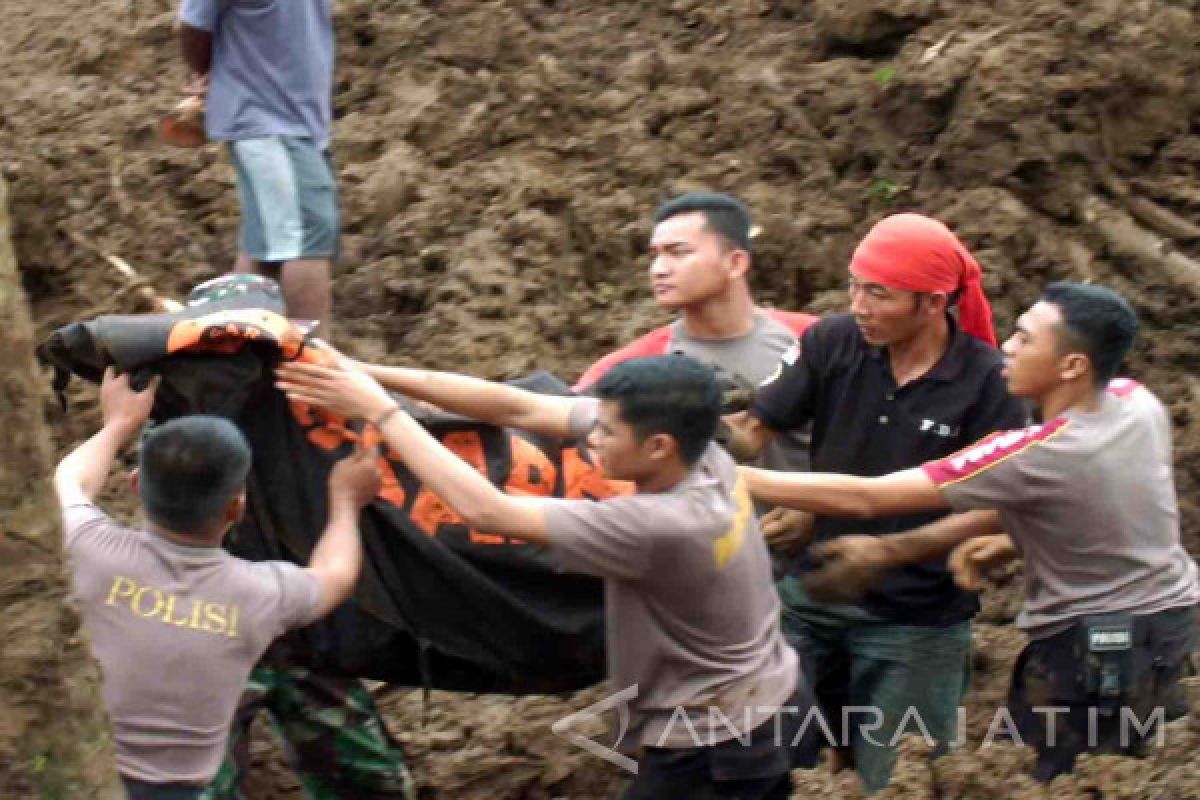 Jenazah Satu Keluarga yang Tertimbun Longsor di Jember Berhasil Ditemukan (Video)