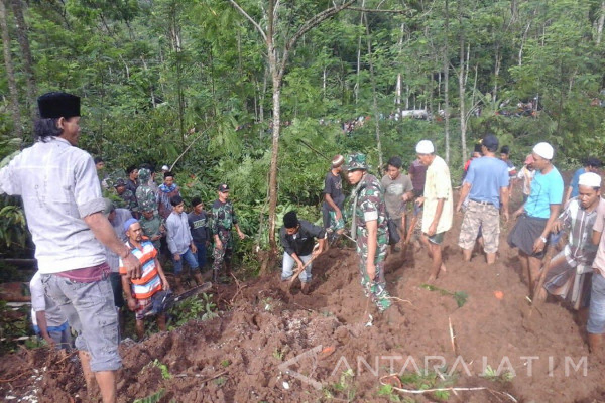 Tiga Korban Longsor di Jember Masih dalam Pencarian 