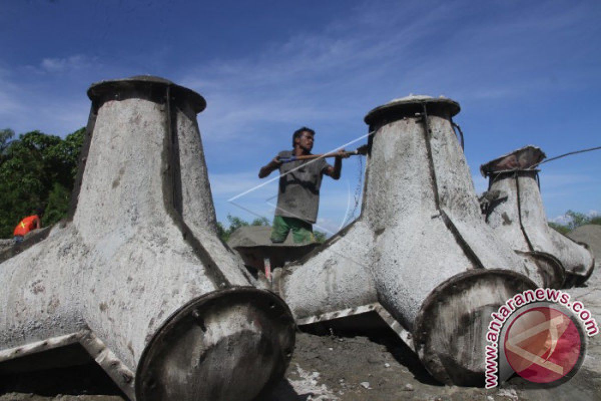 Upah Buruh Pembuat Batu Pemecah Ombak