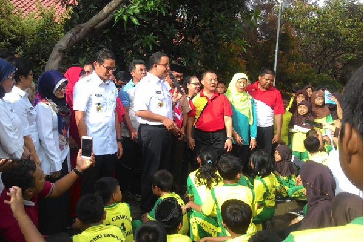 Anies-Sandi kunjungi murid SD yang mengungsi