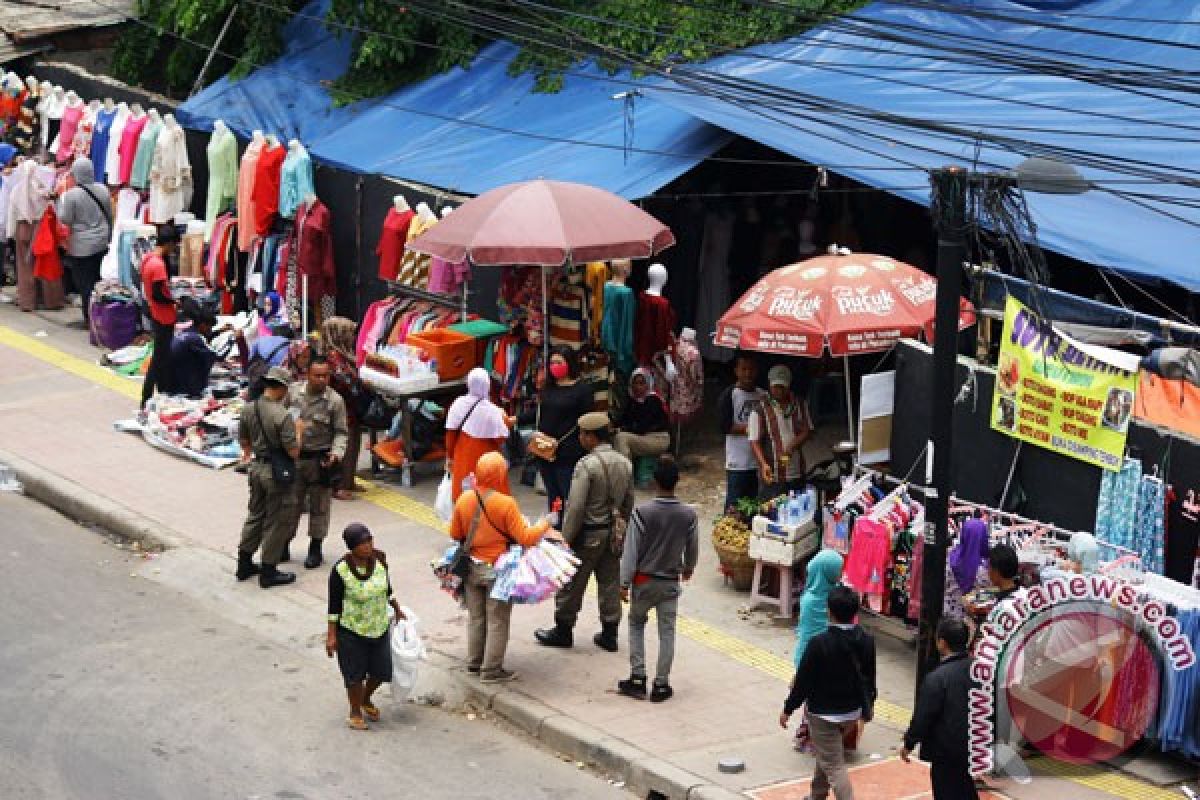 333 Satpol PP sterilisasi trotoar Tanah Abang