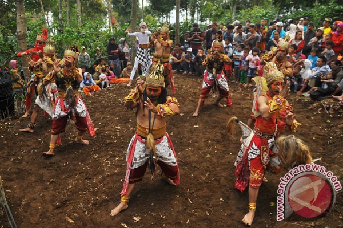 Seribu penari kuda lumping tampil di Temanggung