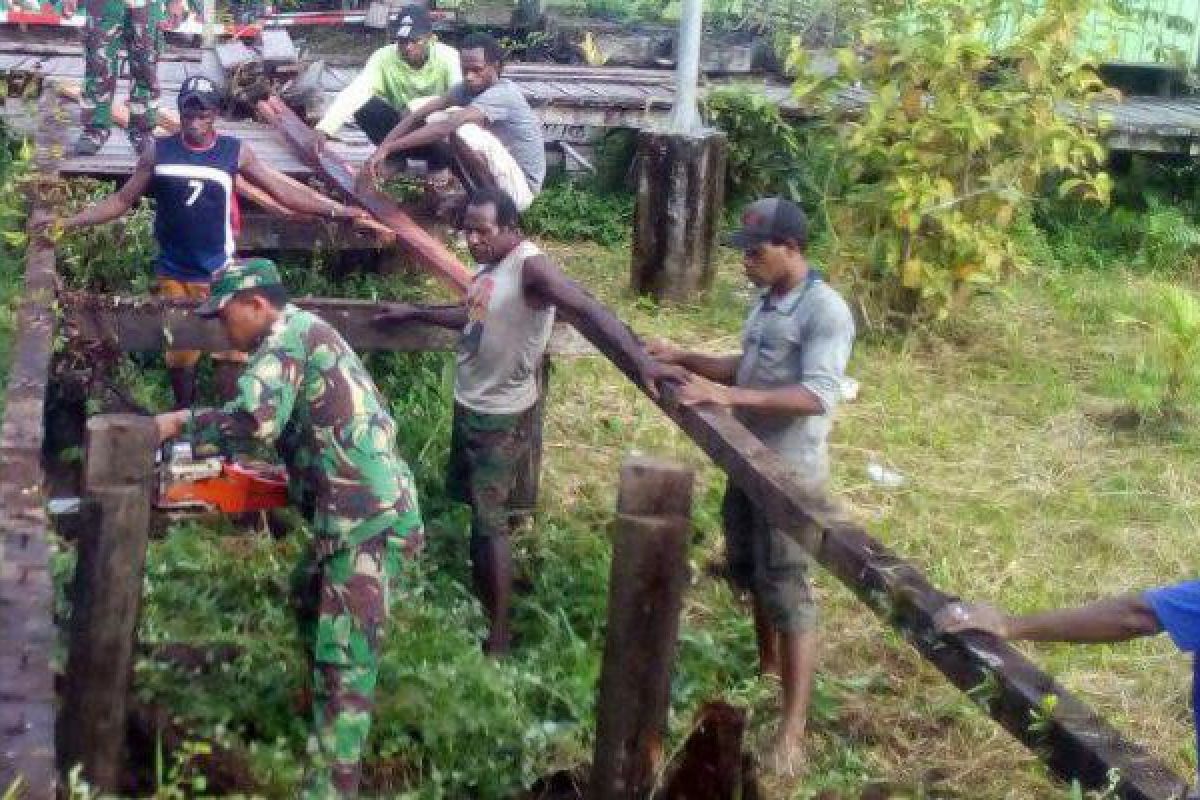 Koramil 1707-12/Sawa Erma bantu masyarakat perbaiki jalan kampung