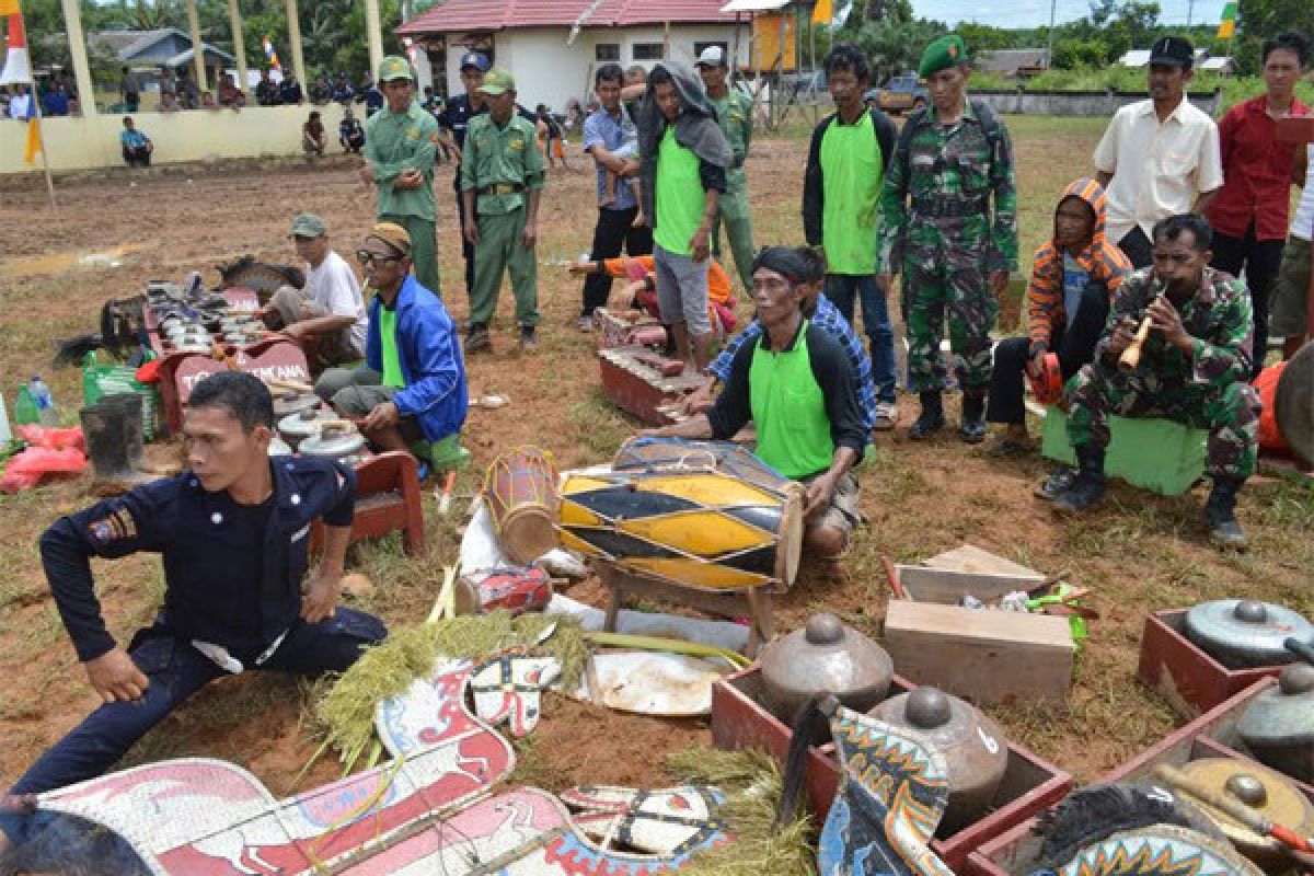 Keren! TNI Ajarkan Tari Kuda Lumping di Sela Kegiatan TMMD