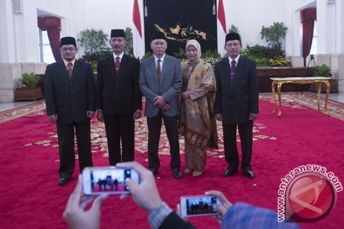 Banyak hakim menganut gaya hidup hedonis