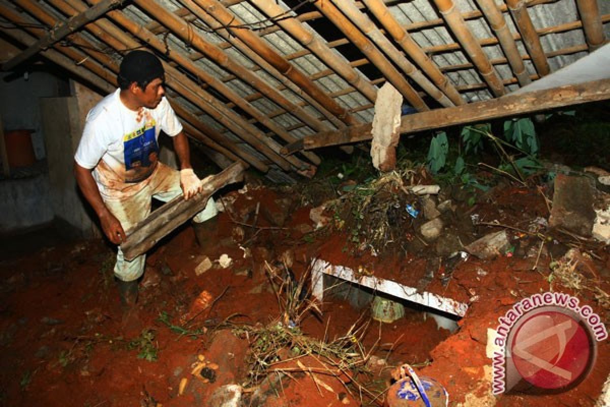 Longsor tewaskan seorang mahasiswi STT Sangkakala