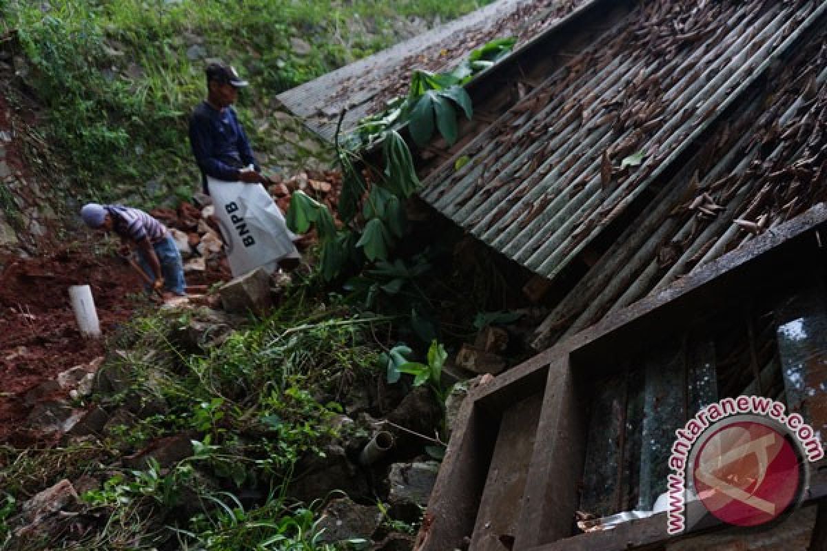 Dua orang tertimbun longsor Kulon Progo