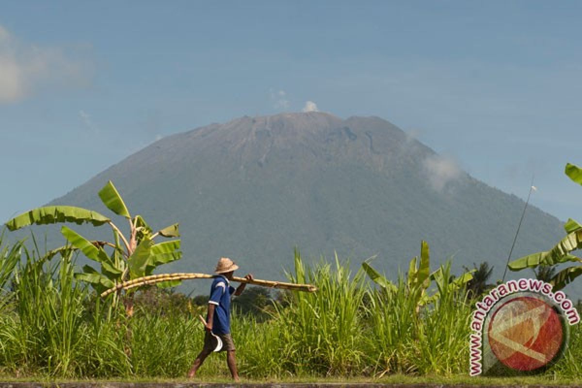 Status Gunung Agung diturunkan menjadi Siaga