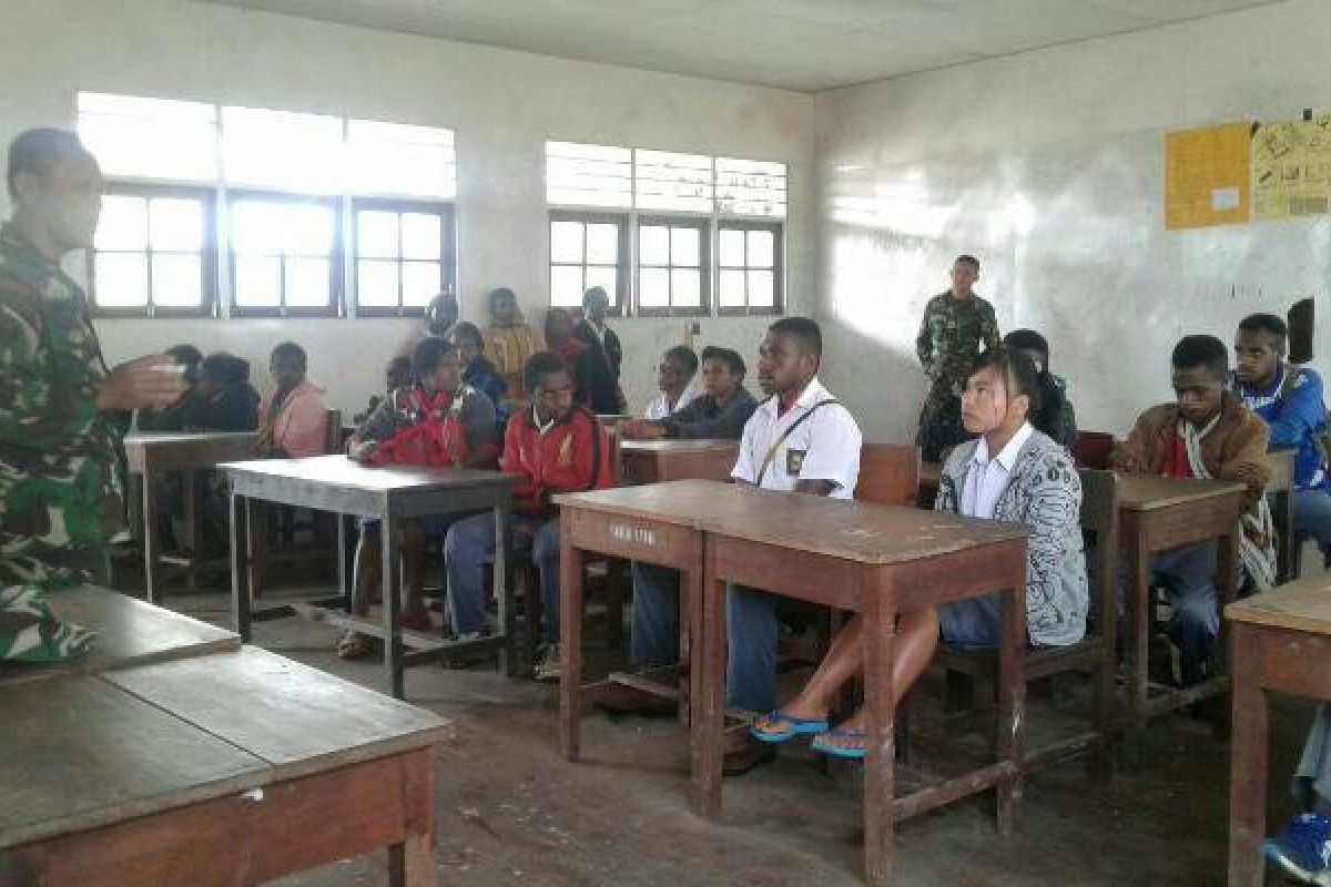 Babinsa Koramil Waghete tingkatkan wawasan kebangsaan pelajar SMK