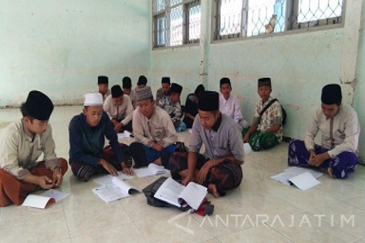 Siswa dan Guru di Bondowoso Berpakaian ala Santri