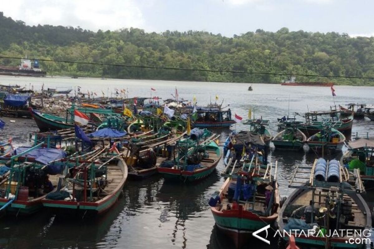 Nelayan Cilacap Menerjang Gelombang demi Kebutuhan Keluarga