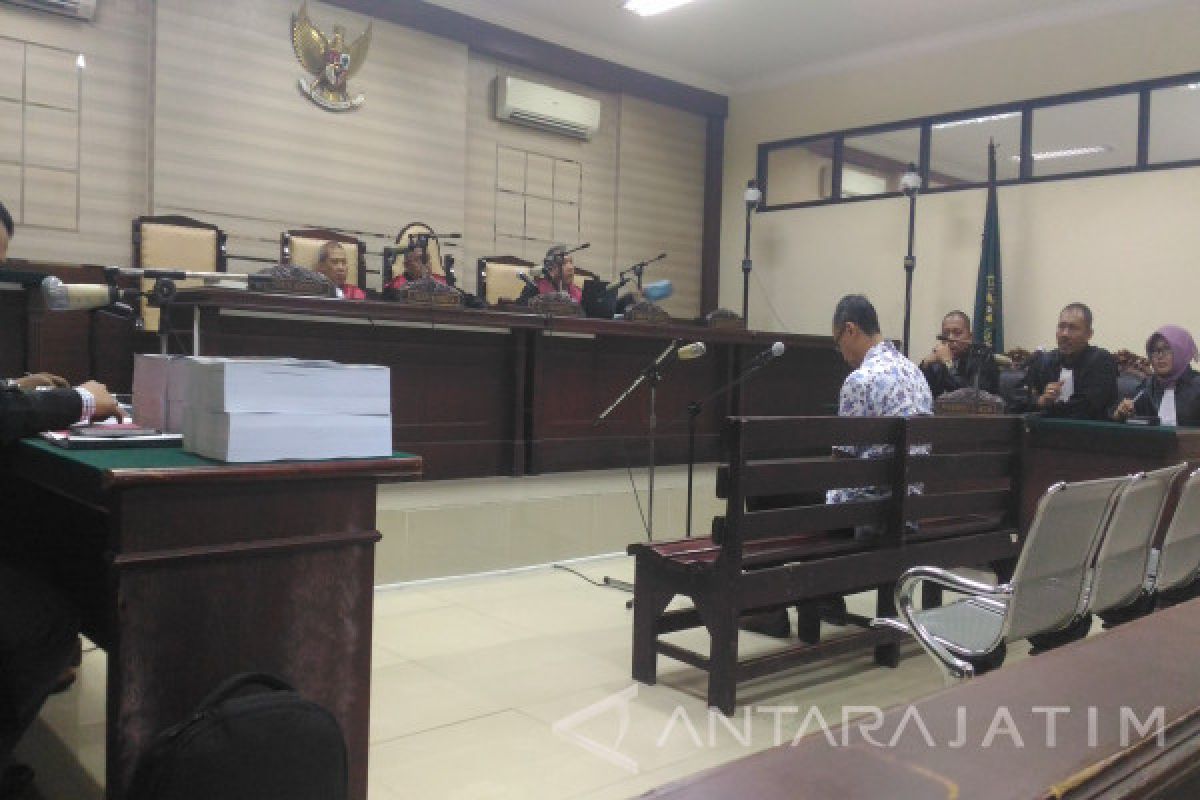 Jaksa Tuntut Kepala Dinas PUPR Mojokerto Dua Tahun Penjara (Video)