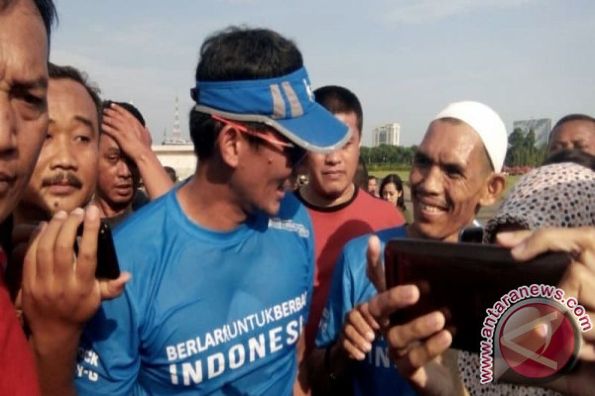 Ketika Wagub DKI Sandiaga Uno Senam Bersama Warga di Monas