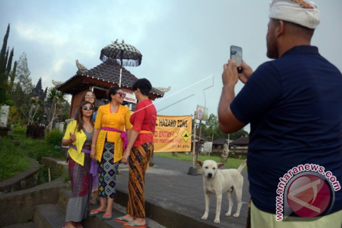 Warga Nekat Masuk Zona Merah Pura Besakih