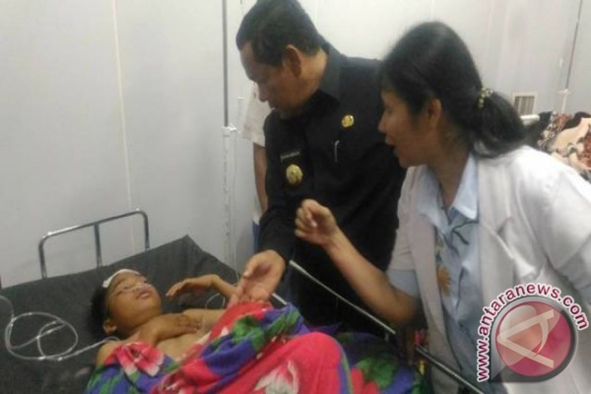 Bupati Samosir Besuk Korban di Rumah Sakit