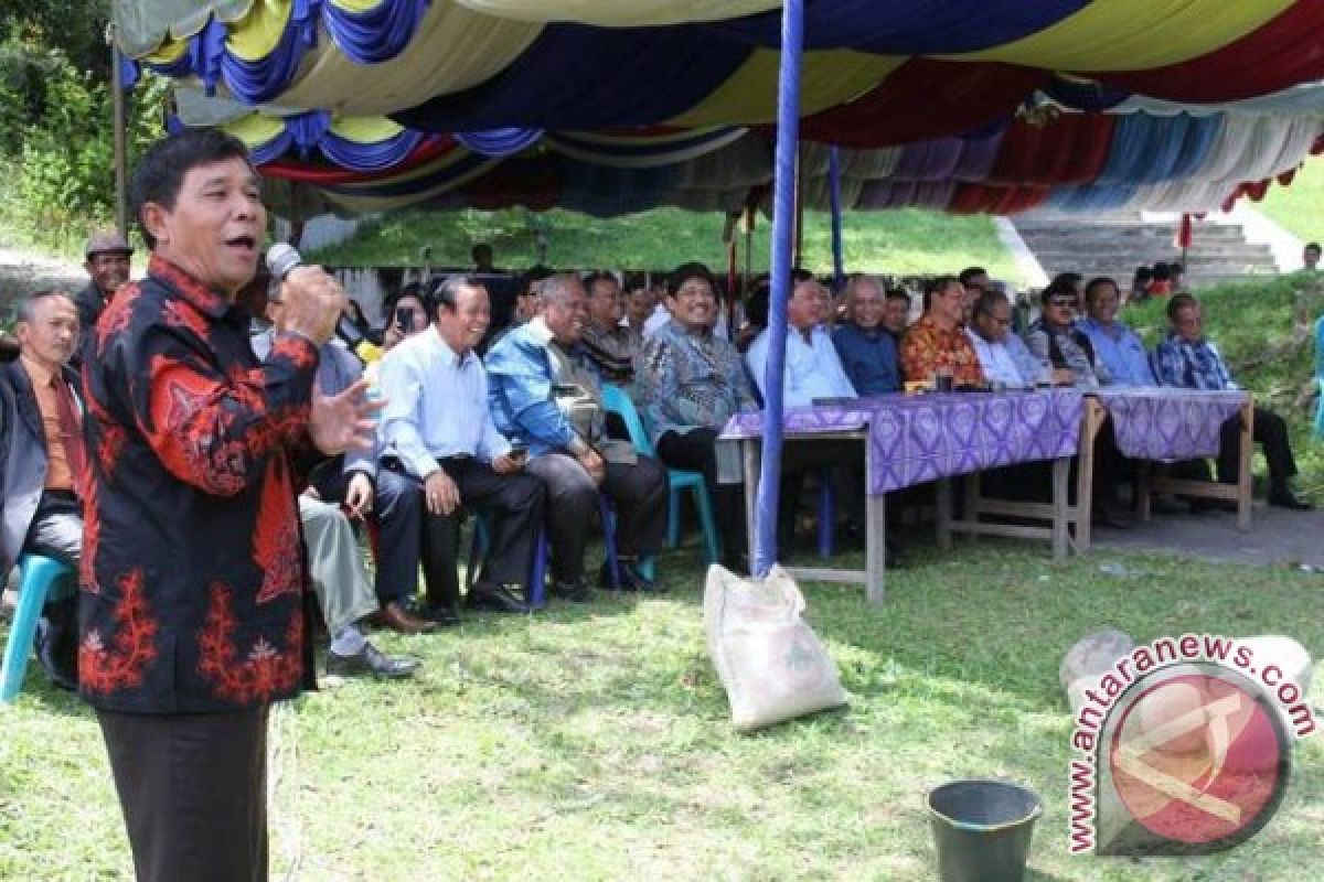 Bupati Samosir Letakkan Batu Pertama Pembangunan Tugu Situmorang