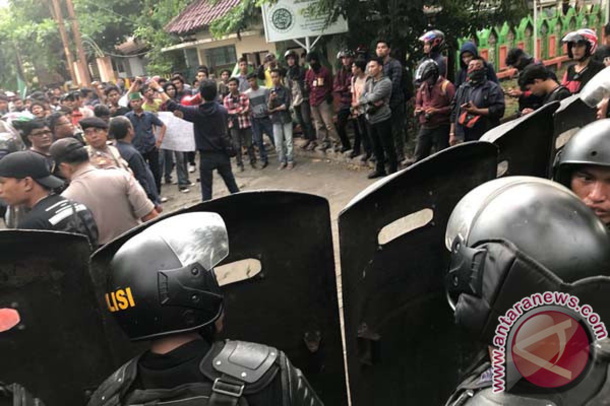 Bentrokan Di Makassar Tiga Polisi Luka Serius 