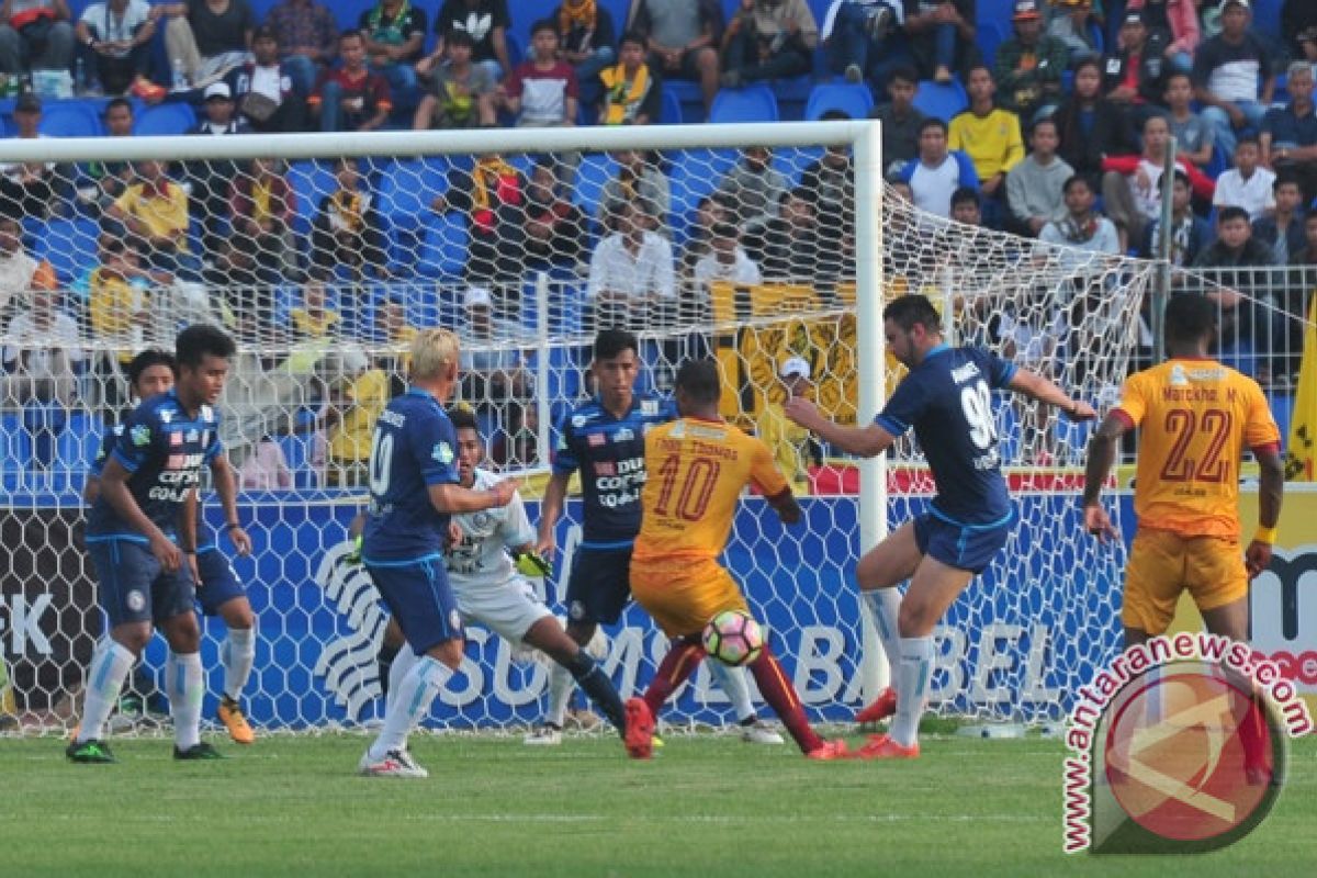 Arema FC ke babak final setelah membungkam Persebaya 2-0