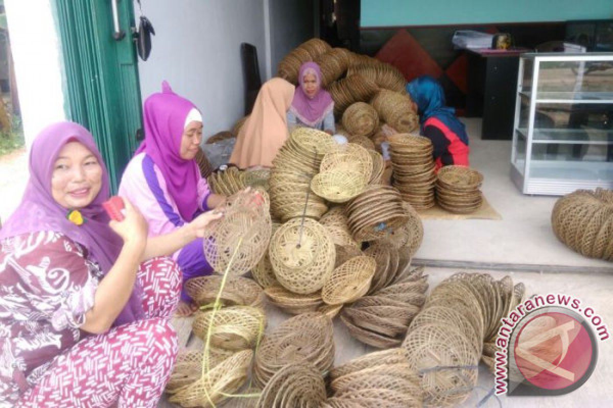 Risna olah lidi sawit jadi piring makan