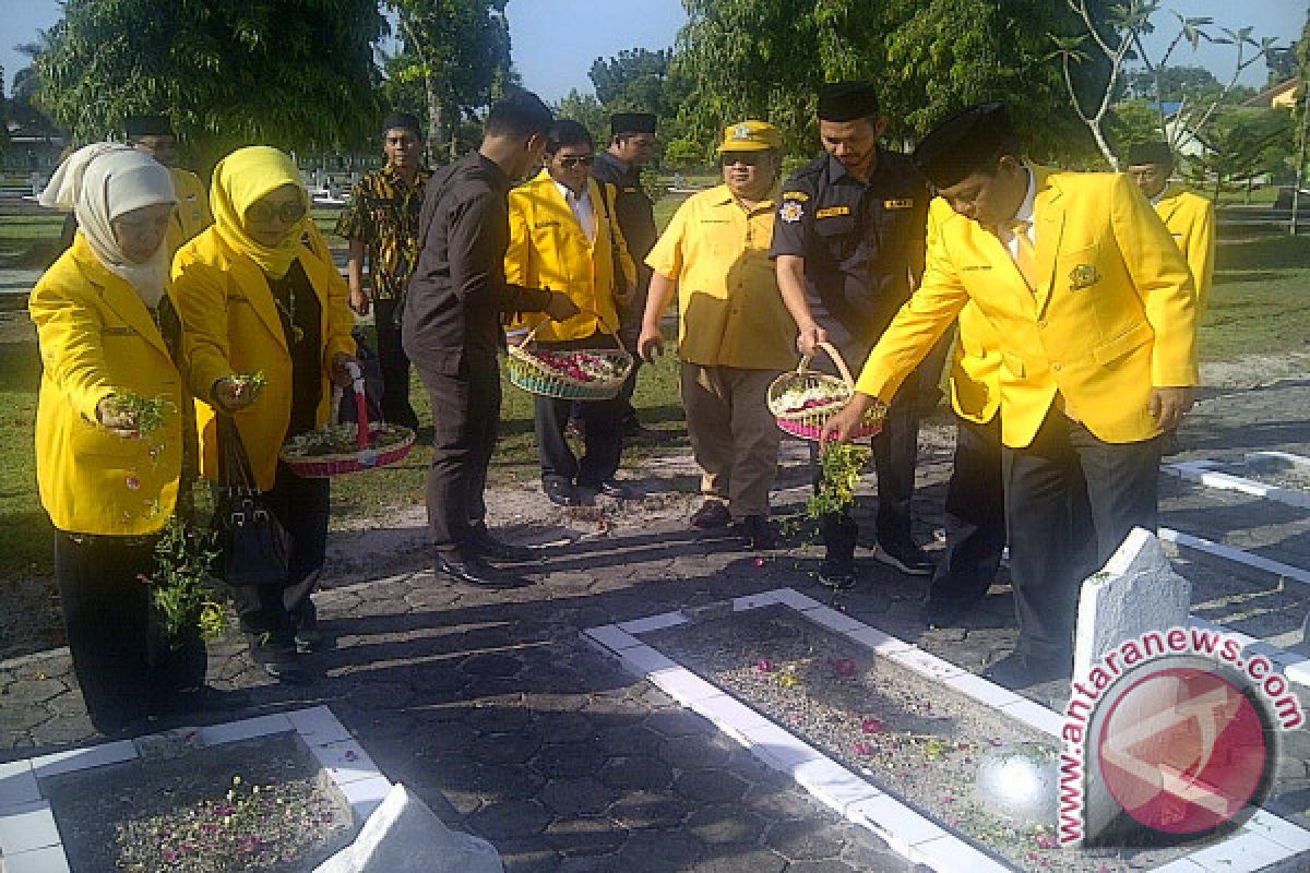  Kader Golkar Ziarah Ke Makam Pahlawan