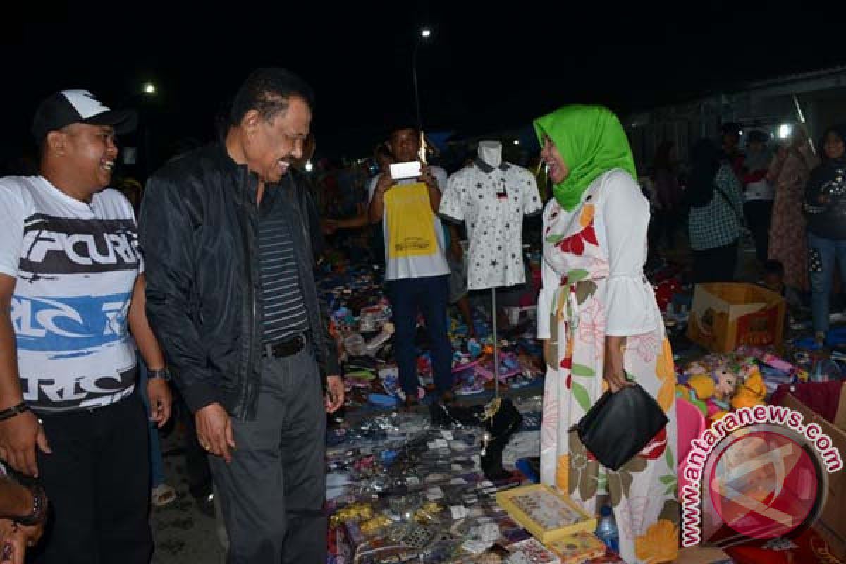 Bupati Minta Warga Jaga Keamanan Pasar Malam Sinjai