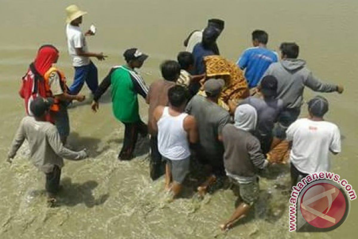 Tiga Hari Aminah Terapung  Di Laut 