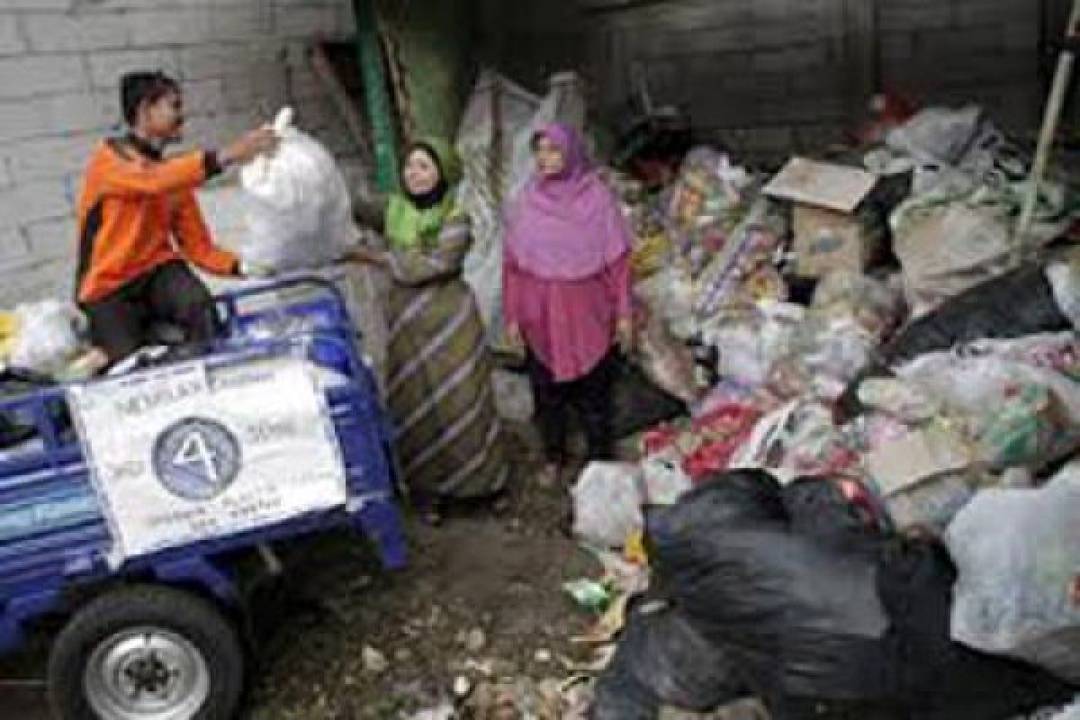 CARE IPB Hadirkan Bank Sampah Di Wilayah Banjir