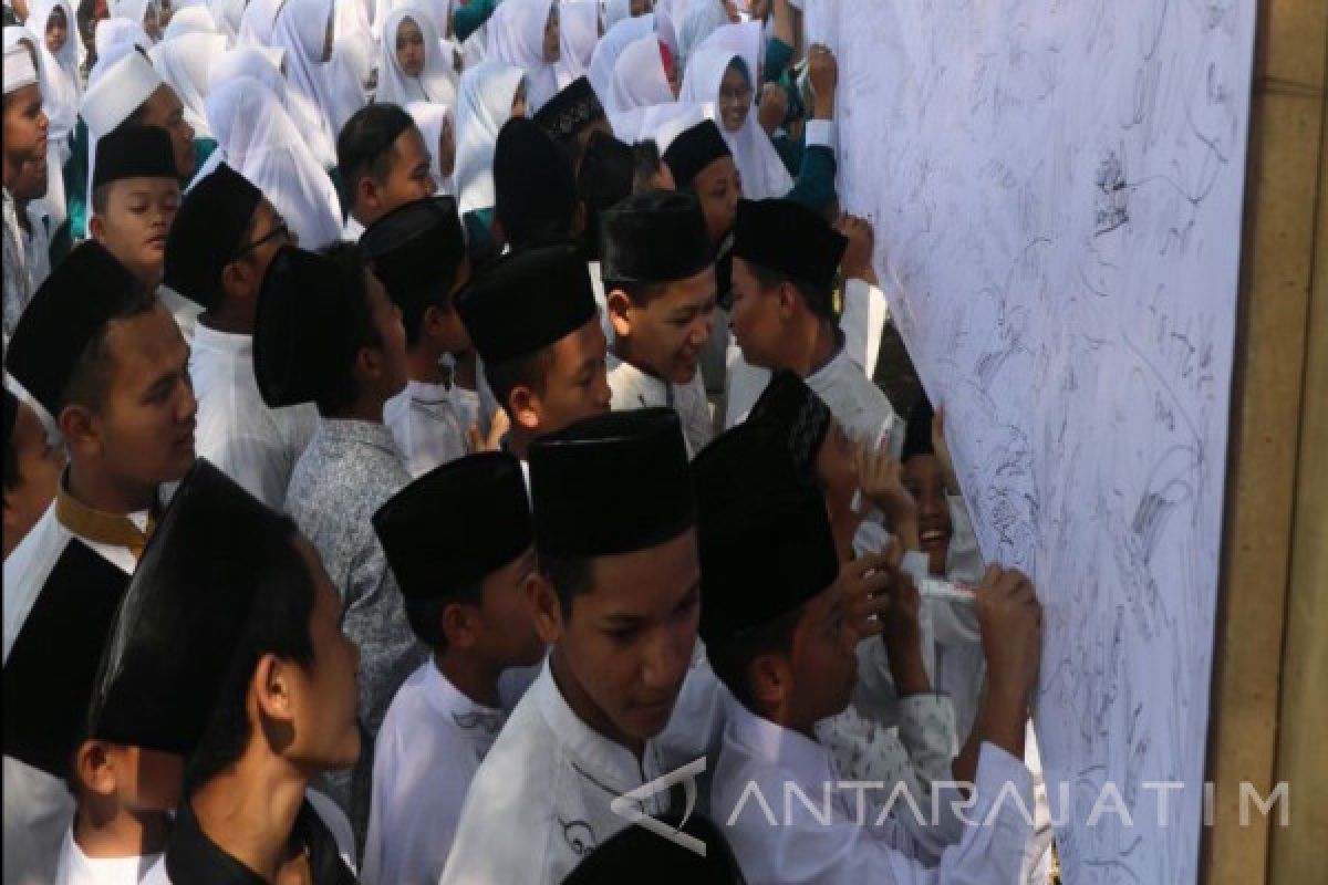 Ribuan Santri Malang Raya Desak Perpu Ormas Jadi Undang-undang