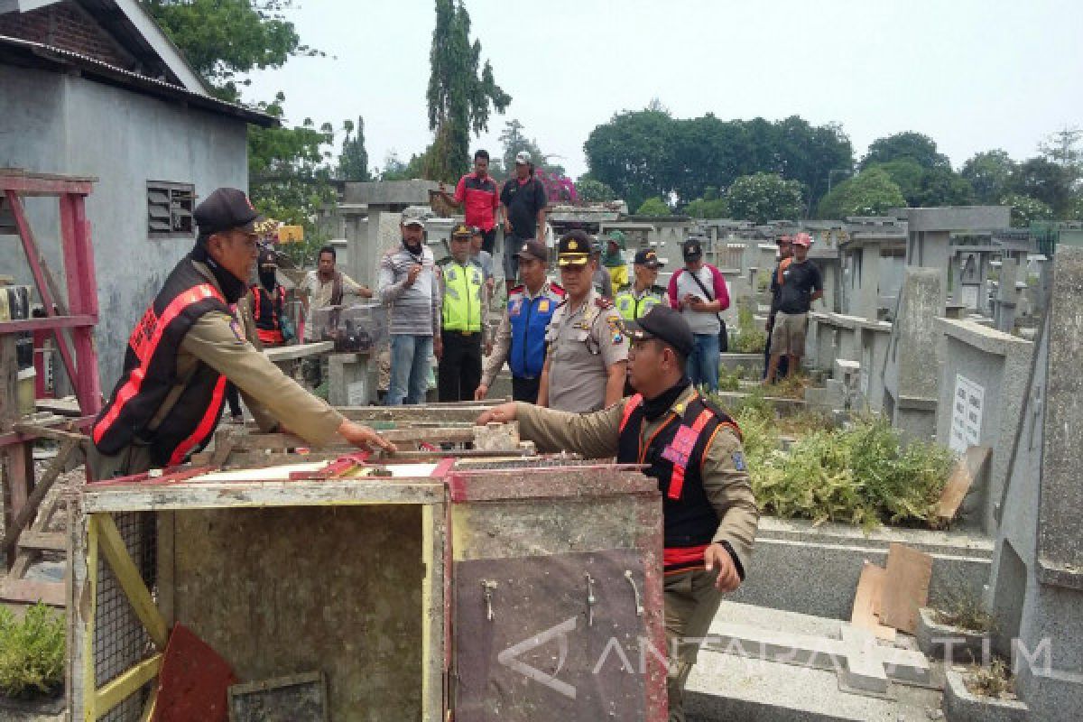 Polisi Bongkar Sarang Judi Merpati di Surabaya