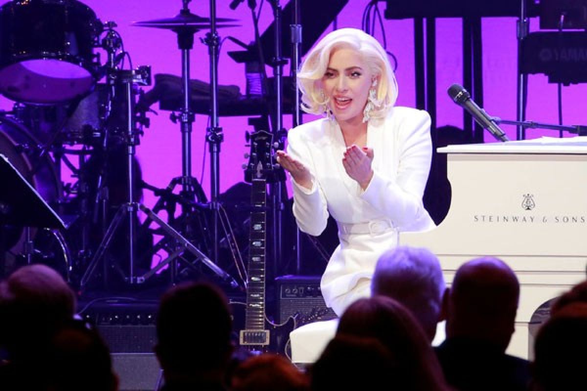 Lady Gaga bertunangan dengan Christian Carino