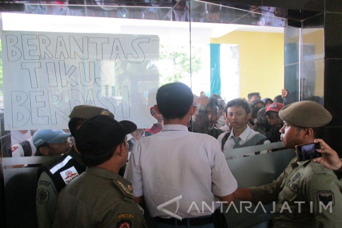 Pelajar SMAN VI Kediri Mogok Tuntut SPP Turun (Video)