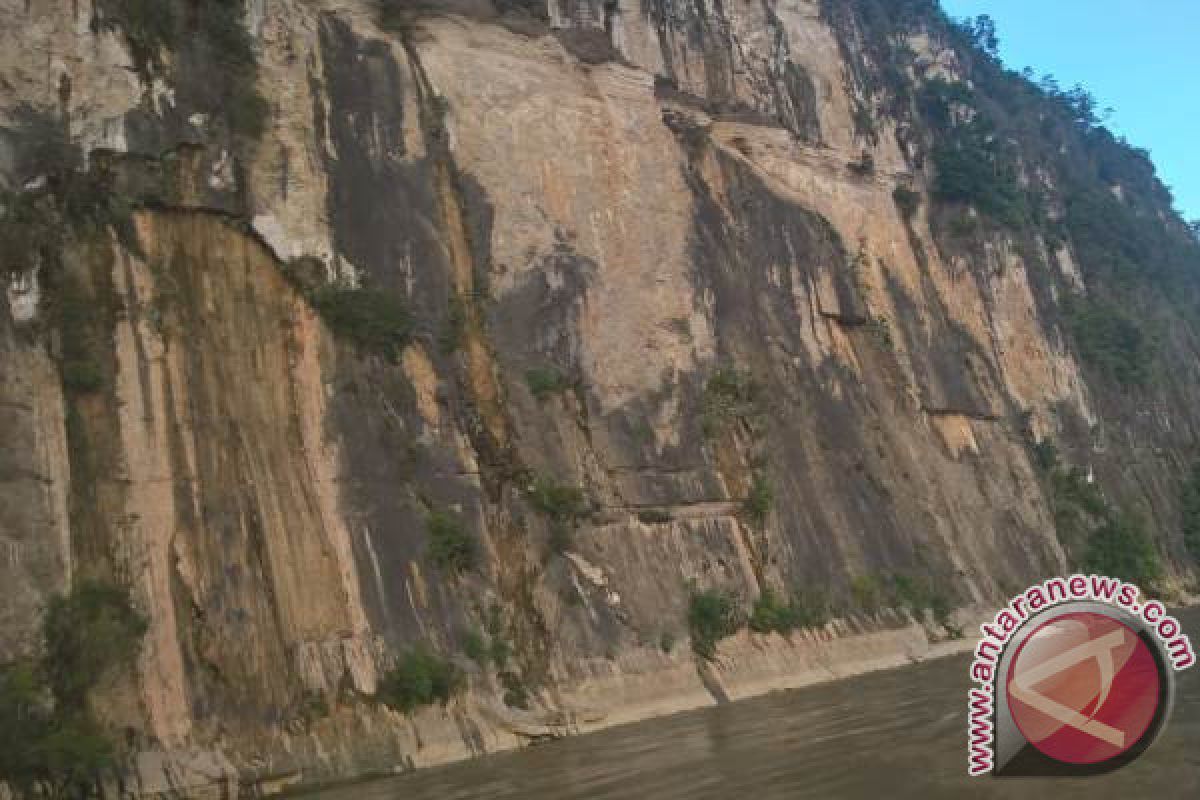 Batu Dinding Mahakam Ulu Jadi Favorit Swafoto